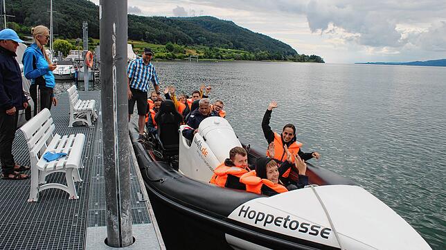 Start in eine besondere Fahrt: Die Teilnehmer dürfen etwa eine Viertelstunde über den Bodensee heizen. Ihre Aufregung beim Start ist ...