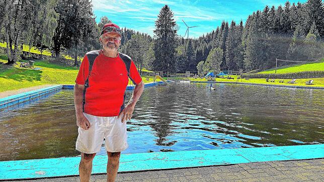 Günter Herr (links) arbeitet seit 45 Jahren als Schwimmmeister im Naturschwimmbad Schonach, Enrico Faustmann ist seit 39 Jahren im ...