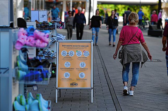 In der Häfler Fußgängerzone erinnern Aufsteller und Hinweisschilder zum Infektionsschutz an die Maskenpflicht.