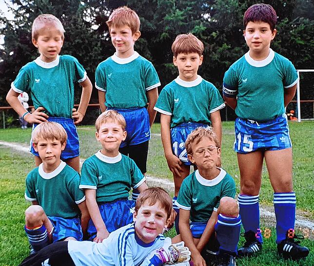 Erinnerungen: 1994 spielte der sechsjährige Timo Metzger (vorn, Mitte) bei den F-Junioren der Spvgg. Brennet-Öflingen. Damals schon mit ...