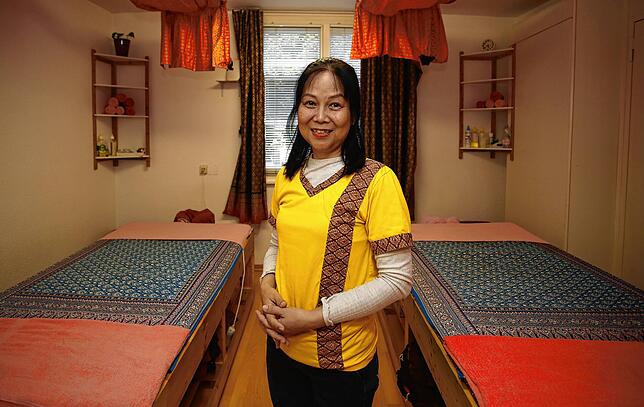 Pritsadang Ruzicka lächelt zwar, aber auch sie weiß nicht, wie es mit ihrer Thai-Massagepraxis weiter gehen soll. Die Kunden haben Angst ...