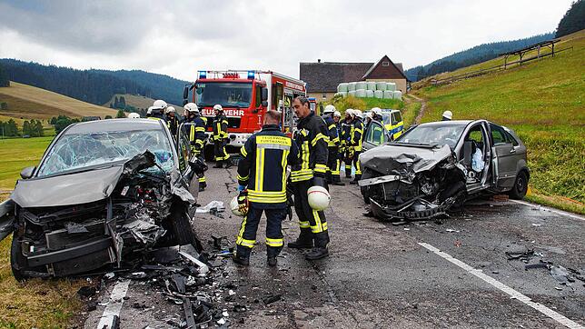 Bild : Zwei Verletzte bei schwerem Unfall