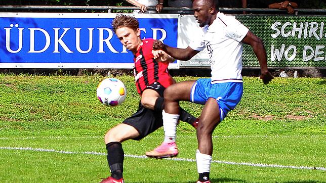 Der SC Markdorf (Maduka Onuigbo, rechts) hat sich mit einem verdienten 3:1-Erfolg gegen den FC Bodman-Ludwigshafen (Leon Gruber) ...