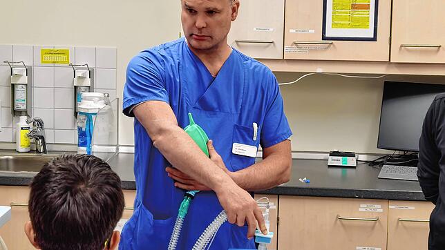 Chefarzt Ole Bayer narkotisiert einen Teddy. Mit einer Narkose hatten bereits einige Kinder Erfahrung. Auch eine Herzdruckmassage steht ...