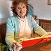 Eva-Maria Stern (76) am Tisch ihres Wohnzimmers. Über ihre Erlebnisse als Erzieherin in den Kinderkurheimen hat sie gewissenhaft ...