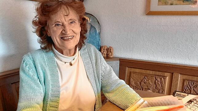Eva-Maria Stern (76) am Tisch ihres Wohnzimmers. Über ihre Erlebnisse als Erzieherin in den Kinderkurheimen hat sie gewissenhaft ...