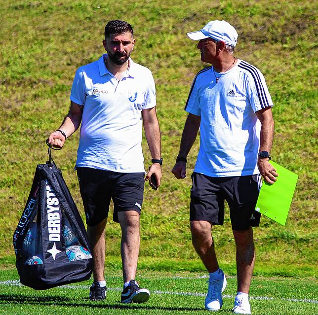 Gemeinsame Aufgabe: Sportchef Isa Celik (links) und Trainer Georg Isele streben mit dem FC Erzingen über kurz oder lang wieder in die ...
