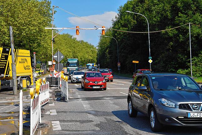 Phasenweise über eine lange Strecke staut sich der Verkehr bei der B34-Baustelle an der westlichen Ortseinfahrt von Bad Säckingen.