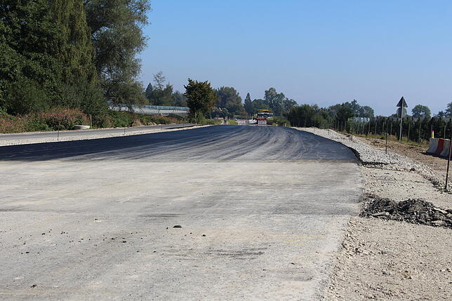 Bild 11: Neue Straßenführung und glänzender Asphalt: So sieht es inzwischen auf der B 31 zwischen Fischbach und Immenstaad aus
