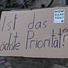 Mit einem Plakat spielen die Aktivisten von Fridays for Future auf die &bdquo;Aufgabe höchster Priorität&ldquo; an, als die der ...