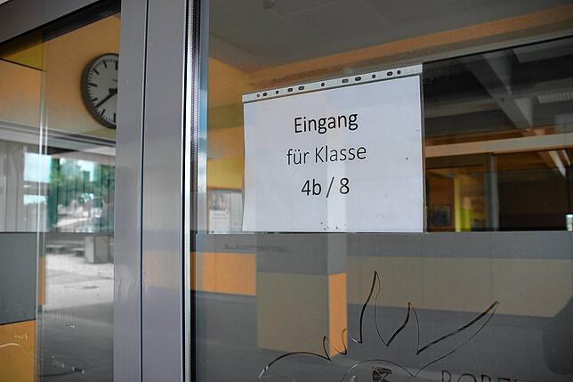 Bei der Robert-Gerwig-Schule sind die Eingänge den Klassen zugeordnet, hier dürfen die Klassen 4b und 8 rein.