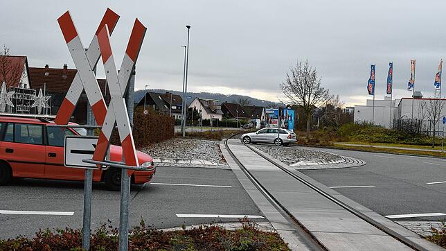 Die Gleise der Etzwiler Bahn am Kreisverkehr von Güterstraße, Schrotzburgstraße, Franz-Sigel-Straße und Georg-Fischer-Straße in Singen. ...