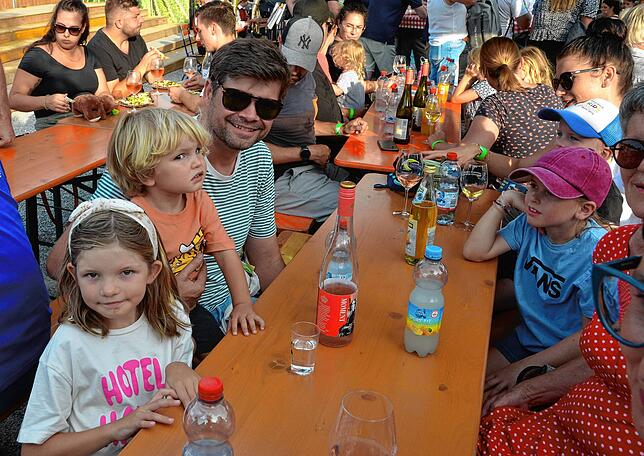 Bild 19: Beim Bermatinger Weinfest wird auch am Samstag gefeiert! Wir haben die besten Bilder – Teil 2