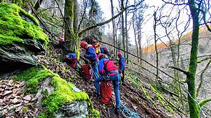 Mitglieder der Bergwachten aus Todtmoos und Höchenschwand bei einem Einsatz im Februar 2022 im Albtal. Jetzt retteten die Helfer einen ...