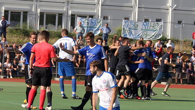 Des einen Freud, des anderen Leid: Nach dem Schlusspfiff im Rückspiel um den Bezirksliga-Aufstieg jubelte die SG ...