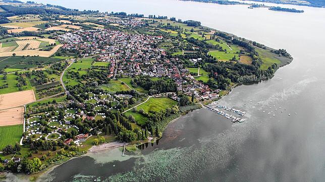 Vor Gericht geht es um ein Haus in der Gemeinde Gaienhofen. Hier zu sehen ist der Ort Horn mit Gundholzen im Hintergrund.