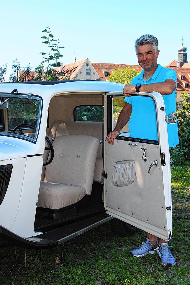 „Einmal einsteigen bitte!“, sagt Michael Straub und öffnet die Fahrertür. Der Innenraum des Oldtimer-Personenkraftwagens ist ...