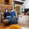 Tanja Bartler und Matthias Müller, Mitarbeiter in der Werkstatt, sitzen im S&lsquo;Lädele an der Karlstraße in Donaueschingen. Im ...