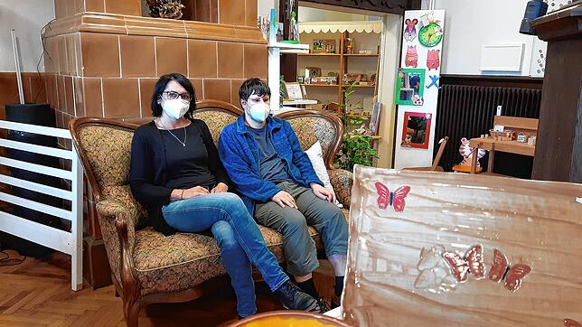 Tanja Bartler und Matthias Müller, Mitarbeiter in der Werkstatt, sitzen im S&lsquo;Lädele an der Karlstraße in Donaueschingen. Im ...
