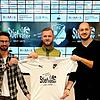 Der dritte Neue: Trainer Fabio Muto (links) und Sportvorstand Kevin Pabst (rechts) freuen sich, dass Patrik Kierzek in der Winterpause ...