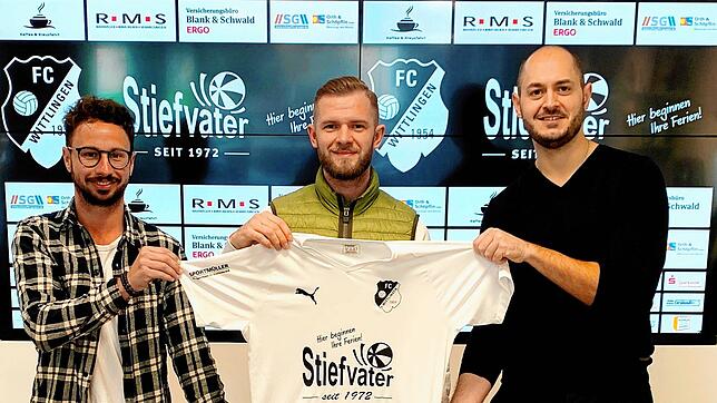 Der dritte Neue: Trainer Fabio Muto (links) und Sportvorstand Kevin Pabst (rechts) freuen sich, dass Patrik Kierzek in der Winterpause ...