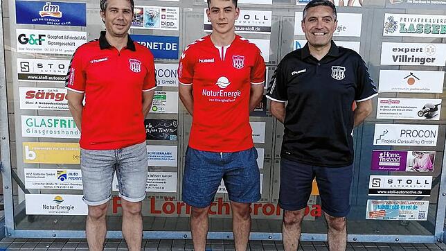 Zurück im Grütt: Julian Rümmele (Mitte) spielt kommende Runde wieder beim FV Lörrach-Brombach, für den er schon in seiner Juniorenzeit ...