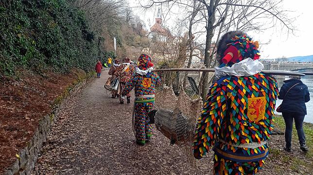 Die Narronen tragen ihn in die Stadt hinein.