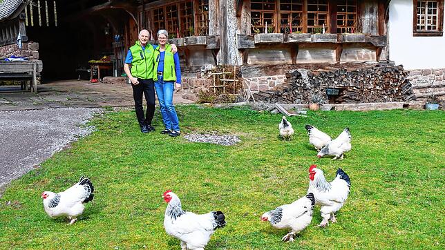 Klaus und Silke Richter vor ihrem Paradies, dem Röthenloch bei Unterkirnach. Das Ehepaar hat einen 350 Jahre alten Schwarzwaldhof von ...