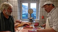 Michael Amann-Möhringer (links) möchte von Metzger Alois Blattert wissen, wie er mit dem Zerlegen und dem Feinschnitt des Rindfleischs ...