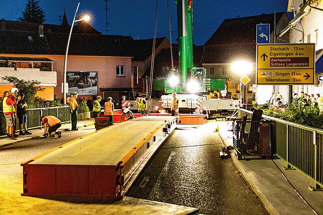 Schwerstarbeit für den Schwertransport: Arbeiter bereiten die Brücke in Aach für den Transport vor.