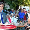 Nach mehr als einjährigen Bauarbeiten übergibt Bürgermeister Georg Riedmann im vergangenen September die sanierte Kreuzgasse wieder an ...