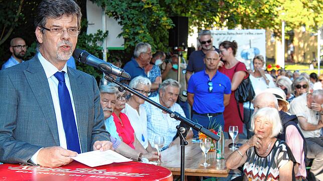 Nach mehr als einjährigen Bauarbeiten übergibt Bürgermeister Georg Riedmann im vergangenen September die sanierte Kreuzgasse wieder an ...