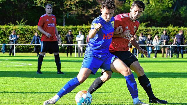 Hier versucht der Überlinger Stephan Walser (hinten) den F.A.L.-Angreifer Timo Senn vom Ball zu trennen.