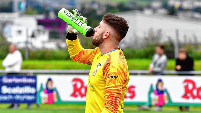 Den Schluck hat er sich verdient: Patrick Almeida Azevedo löste beim 1:3 des VfB Waldshut gegen den FC Schönau erst Torwart Viktor ...