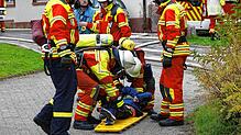 Gerettet: Ein Jugendlicher auf der Trage, nachdem ihn Atemschutzträger der Feuerwehr Görwihl aus dem verrauchten Kindergarten gebracht ...