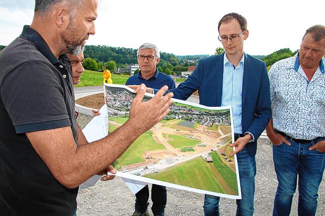 Bei einem Vor-Ort-Termin: Bauleiter Daniel Möslang (von links), Volker Koch vom Stadtbauamt, Bauleiter Manfred Feyrer, Bürgermeister ...