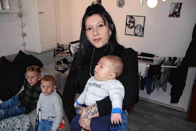 Sara Hartmann mit Jayden. Im Hintergrund Gino und Liam.