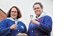 Marina Maier und Bettina Kraus von den Rebwiebern der Singener Poppele-Zunft haben sich einen närrischen Lieferservice ausgedacht. Die ...