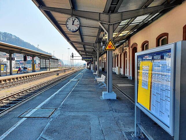 Ein leerer Bahnsteig am Waldshuter Bahnhof.