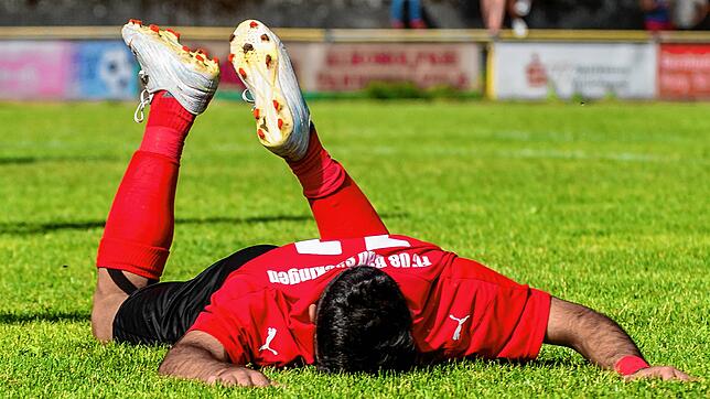 Am Boden: Der Bad Säckinger Mahdy Hikmat Tawiq Ababneh ist nach der 0:4-Niederlage seines Teams gegen die SF Schliengen nicht zu ...
