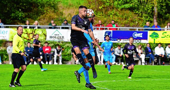 Durchgesetzt: Max Keller, hier eine Szene vom 1:0-Sieg beim SV Buch, traf kurz vor der Pause zum 2:0 für den FC Wittlingen gegen den TuS ...