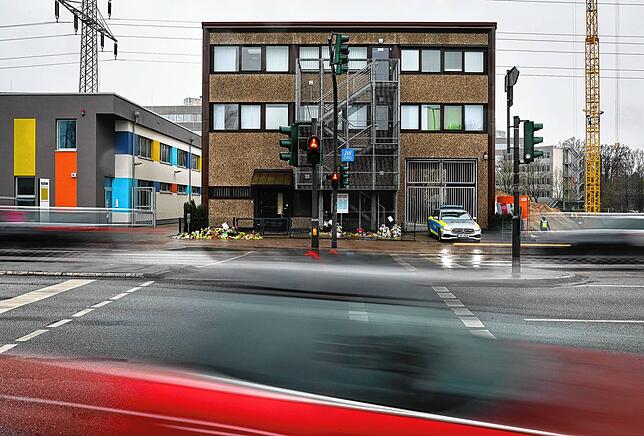 Ein Polizeiwagen steht vor dem Eingangsbereich des Hamburger Gemeindehauses der Zeugen Jehovas, das zum Tatort wurde.