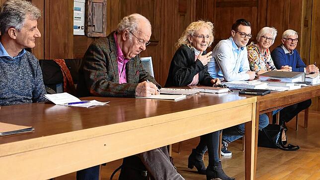 Der  Wahlausschuss (von links): Axel Gerold, Ekkehard Bächle, die Vorsitzende Susanne Engesser, Sebastian Pfaff, Sigrid Zwetschke und ...