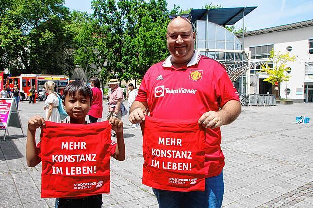 Rot gewinnt: Pet und David Weber haben beim Glücksrad Taschen gewonnen.