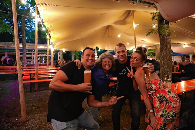 Bild 39: Gute Stimmung trotz schlechtem Wetter auf dem Ostracher Eichbühlfest