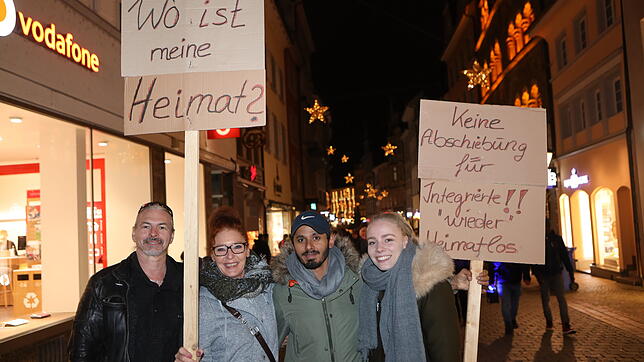 Hassan Imran aus Pakistan (Zweiter von rechts) mit seinen Freunden Celina Christ (rechts) sowie Nicola Groß und Bernd Seitner.