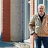 Rainer Alferi vor dem Jahrhundertbau in Radolfzell: So ist er für seinen Beitrag &bdquo;Schiesser &ndash; meine zweite Heimat&ldquo; für ...