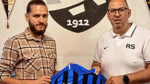 Neuer Stürmer: Nico Maenza wechselt von C.S.I. JR Laufenburg zur SG FC Wehr-Brennet. Rechts Spielausschuss Roberto Santoro vom ...