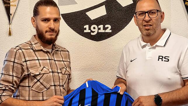Neuer Stürmer: Nico Maenza wechselt von C.S.I. JR Laufenburg zur SG FC Wehr-Brennet. Rechts Spielausschuss Roberto Santoro vom ...