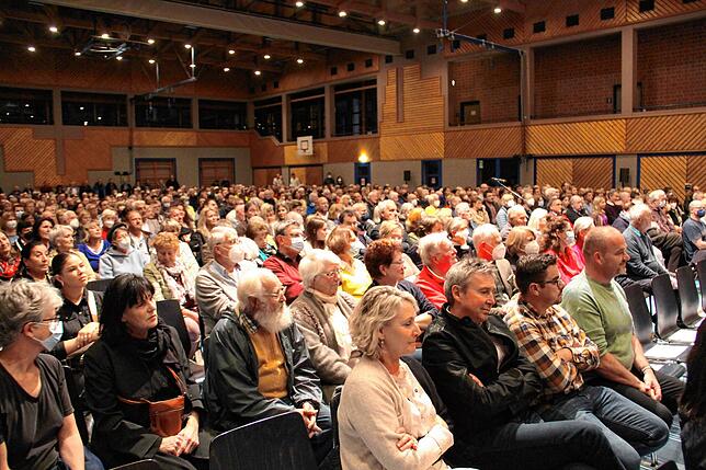 Blick in die volle Höri-Halle: Rund 600 Besucher verfolgten die Vorstellung der Bürgermeisterkandidaten in Gaienhofen.